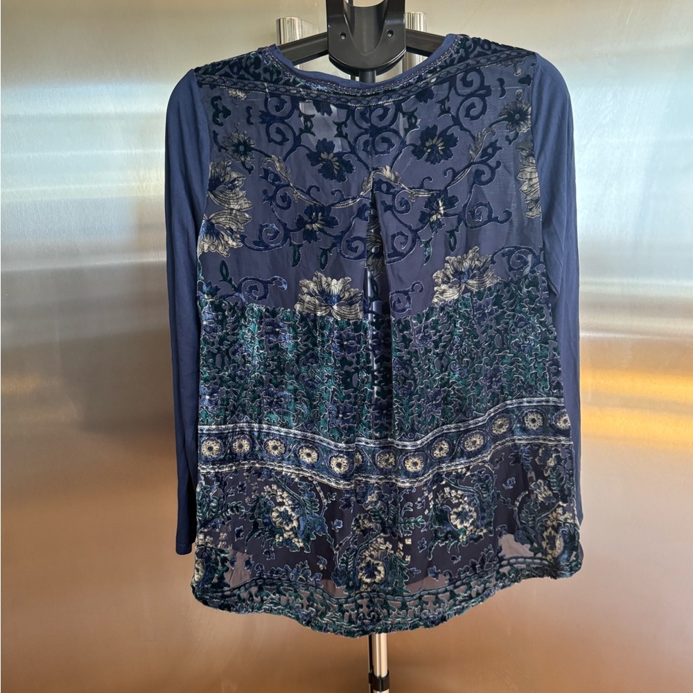 Aratta Silent Journey Elegant Navy V-Neck Blouse with Lace Details & Velvet Back